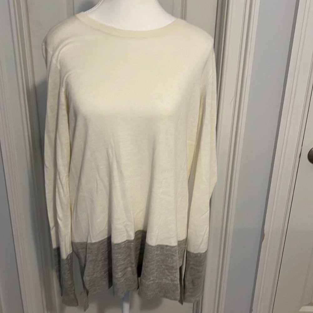 Vince Tunic Sweater Nylon Acrylic Knit. Lightweight sweater year round.